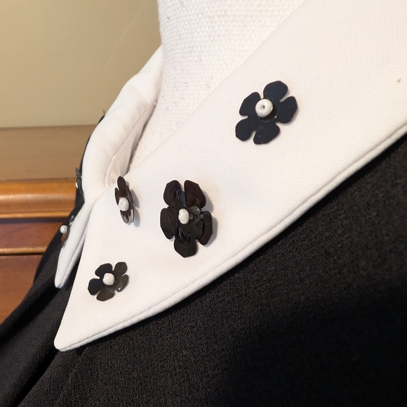 Elle Sleeveless Blouse With Flower Accents on Black Collar - Picture 6 of 12